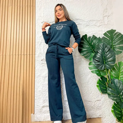 Conjunto  femenino London Ref. 2355 en tela burda con pantalón bota campana. Disponible en tallas S/M y L/XL según inventario.