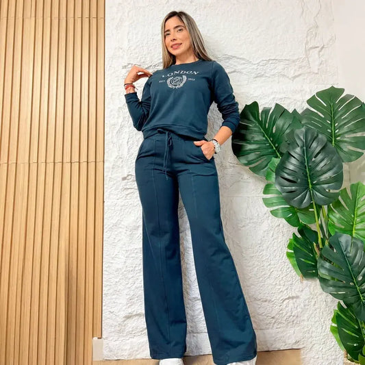 Conjunto  femenino London Ref. 2355 en tela burda con pantalón bota campana. Disponible en tallas S/M y L/XL según inventario.