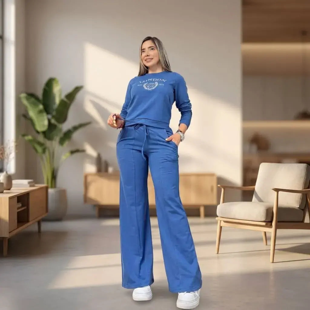 Conjunto  femenino London Ref. 2355 en tela burda con pantalón bota campana. Disponible en tallas S/M y L/XL según inventario.