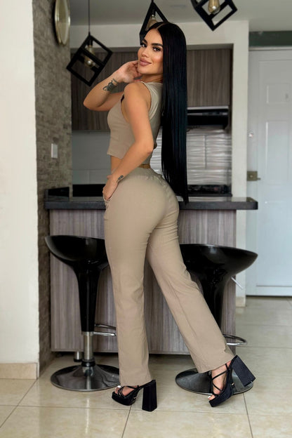 Conjunto femenino 2 piezas en bengalina licrada, talla única adaptable a 6, 8 y 10. Diseño moderno con envío rápido en Colombia.