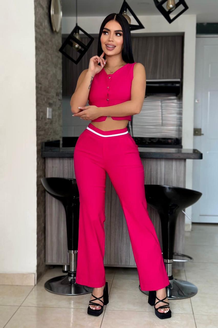 Conjunto femenino 2 piezas en bengalina licrada, talla única adaptable a 6, 8 y 10. Diseño moderno con envío rápido en Colombia.