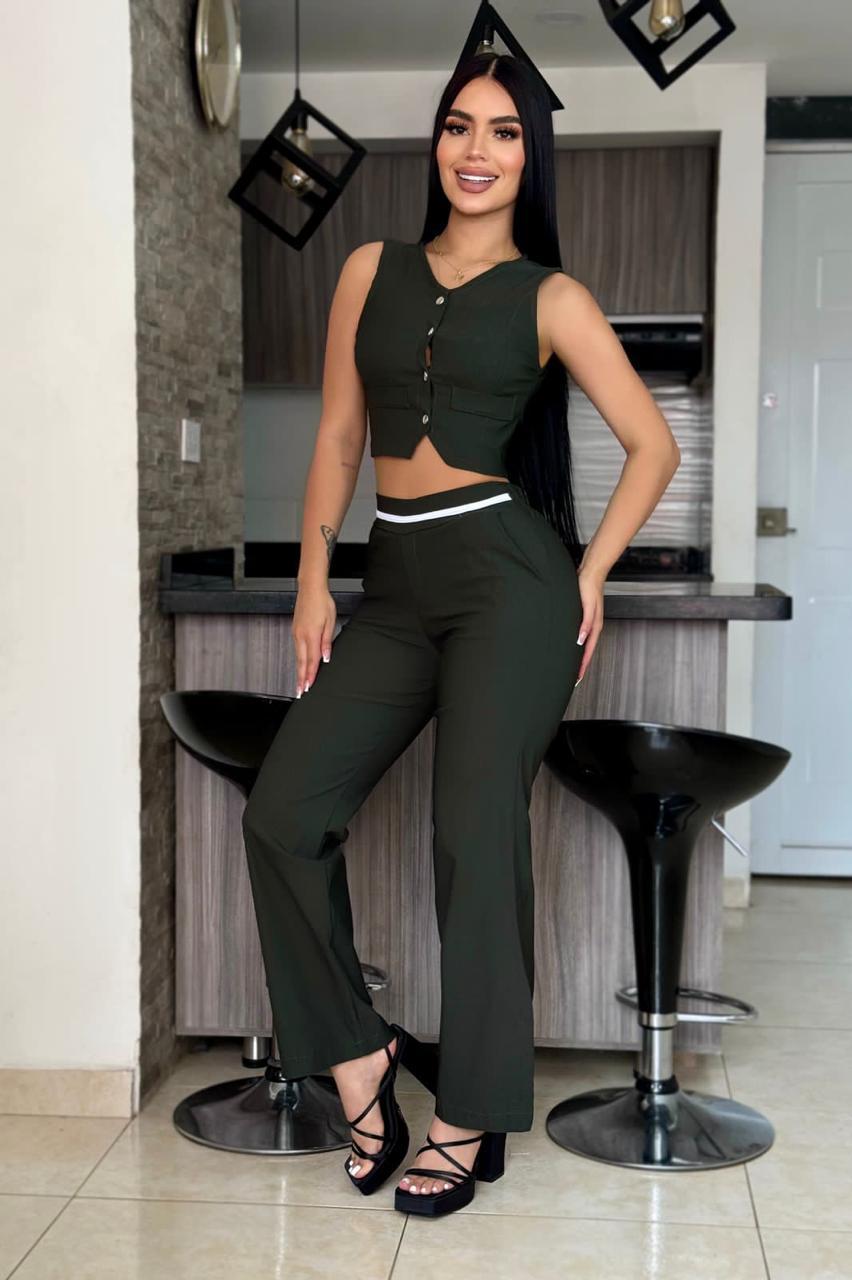 Conjunto femenino 2 piezas en bengalina licrada, talla única adaptable a 6, 8 y 10. Diseño moderno con envío rápido en Colombia.