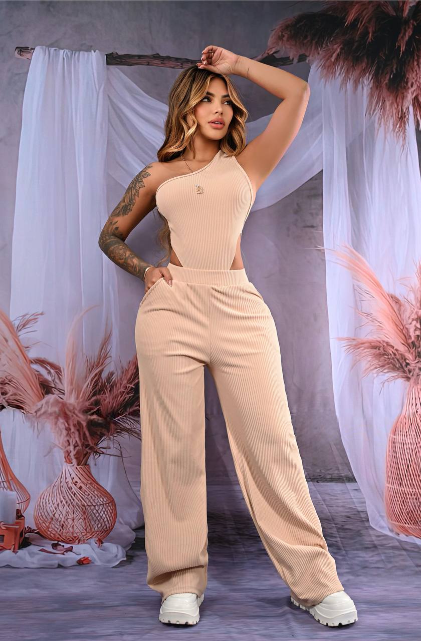 Conjunto femenino 2 piezas en rib burda licrada, talla única adaptable a 6, 8 y 10. Diseño cómodo y moderno con envío rápido en Colombia.