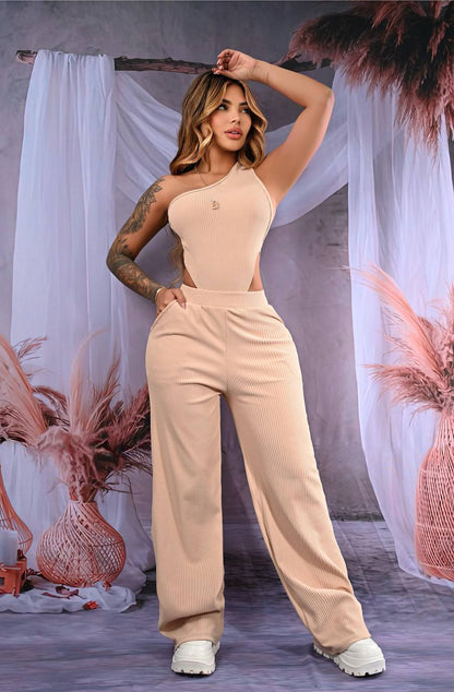 Conjunto femenino 2 piezas en rib burda licrada, talla única adaptable a 6, 8 y 10. Diseño cómodo y moderno con envío rápido en Colombia.
