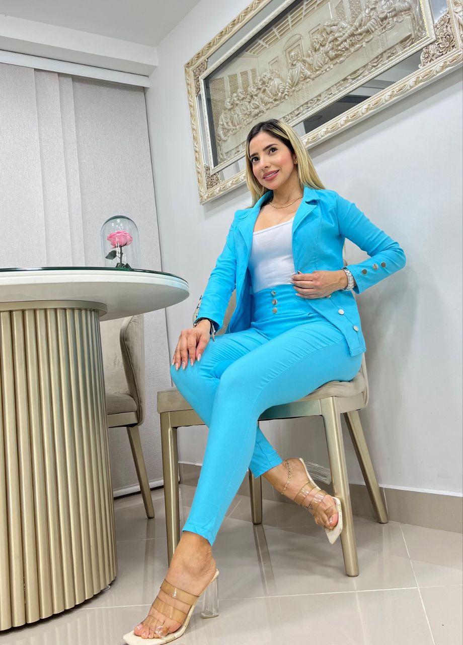 Conjunto femenino 3 piezas en bengalina licrada, talla única adaptable a 6, 8 y 10. Diseño moderno, cómodo y disponible para envío rápido en Colombia.