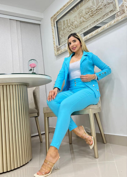 Conjunto femenino 3 piezas en bengalina licrada, talla única adaptable a 6, 8 y 10. Diseño moderno, cómodo y disponible para envío rápido en Colombia.