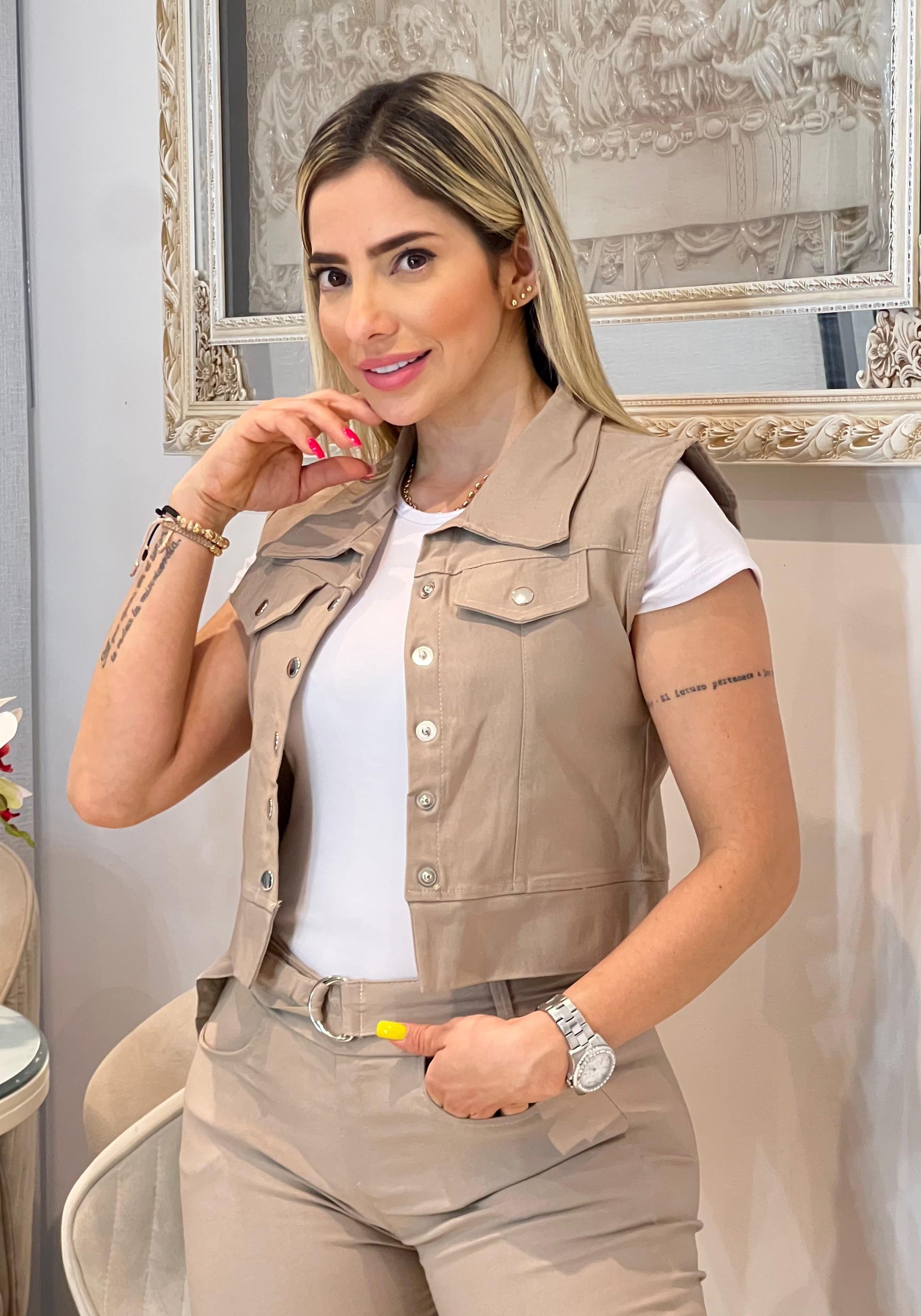Conjunto femenino de tres piezas en bengalina licrada, talla única adaptable a S, M y L. Moda colombiana cómoda, moderna y lista para envío rápido.