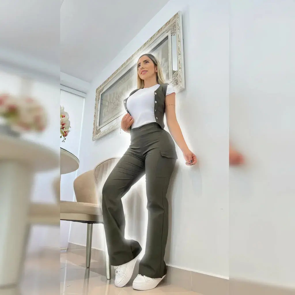 Conjunto femenino 3 piezas con chaleco en bengalina licrada, talla única adaptable a 6, 8 y 10. Diseño moderno con envío rápido en Colombia.