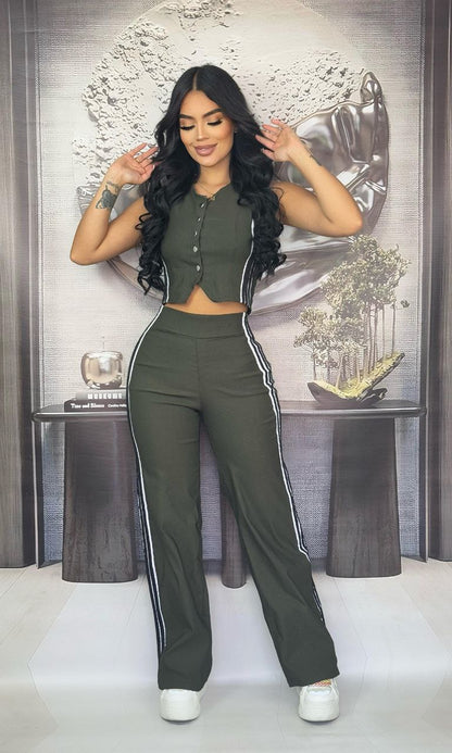 Conjunto femenino beisbolero de 2 piezas en bengalina licrada, talla única adaptable a 6, 8 y 10. Diseño moderno con envío rápido en Colombia.