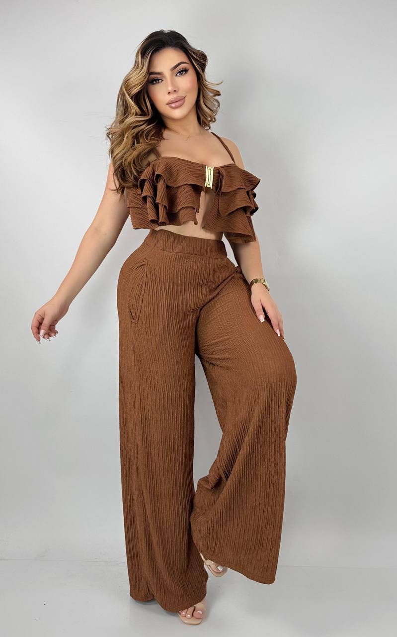 Compra conjunto mujer blusa y pantalón cómodo y elegante en Colombia. Outfit completo listo en minutos. Disponible en varias tallas