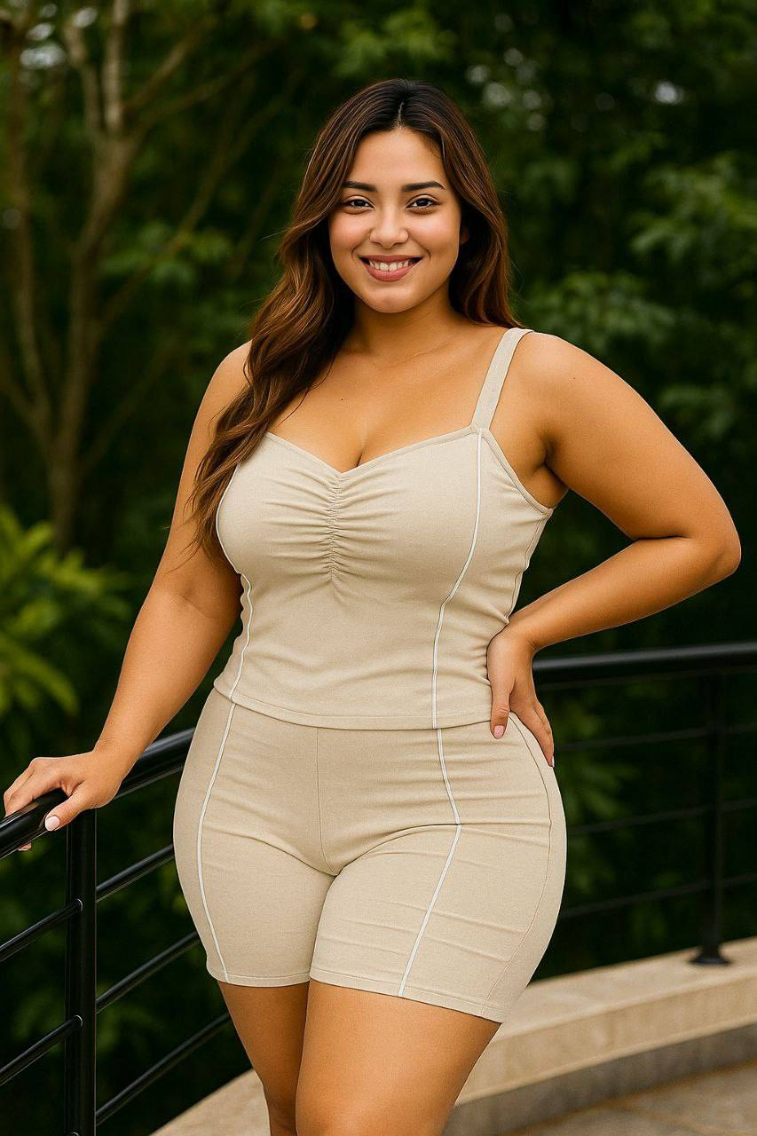 Conjunto plus size de short y blusa en bengalina licrada, talla XL Plus. Diseño moderno y cómodo con envío rápido en Colombia.
