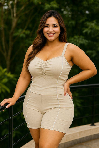 Conjunto plus size de short y blusa en bengalina licrada, talla XL Plus. Diseño moderno y cómodo con envío rápido en Colombia.