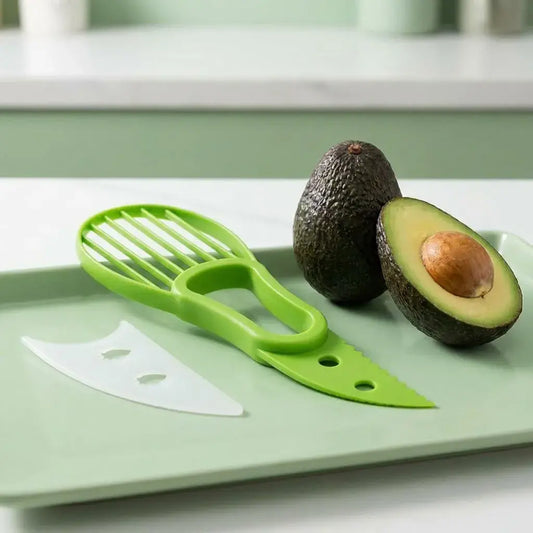 Cortador de aguacate 3 en 1 que corta, retira la semilla y rebana fácilmente. Práctico, seguro y funcional para uso diario en la cocina.