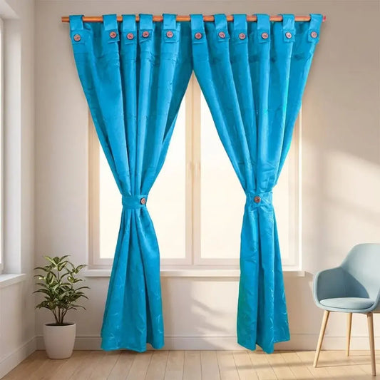 Cortinas en jacquard grueso de 400 gramos, no traslúcidas, con bordado decorativo y caída firme. Ideales para salas y dormitorios.