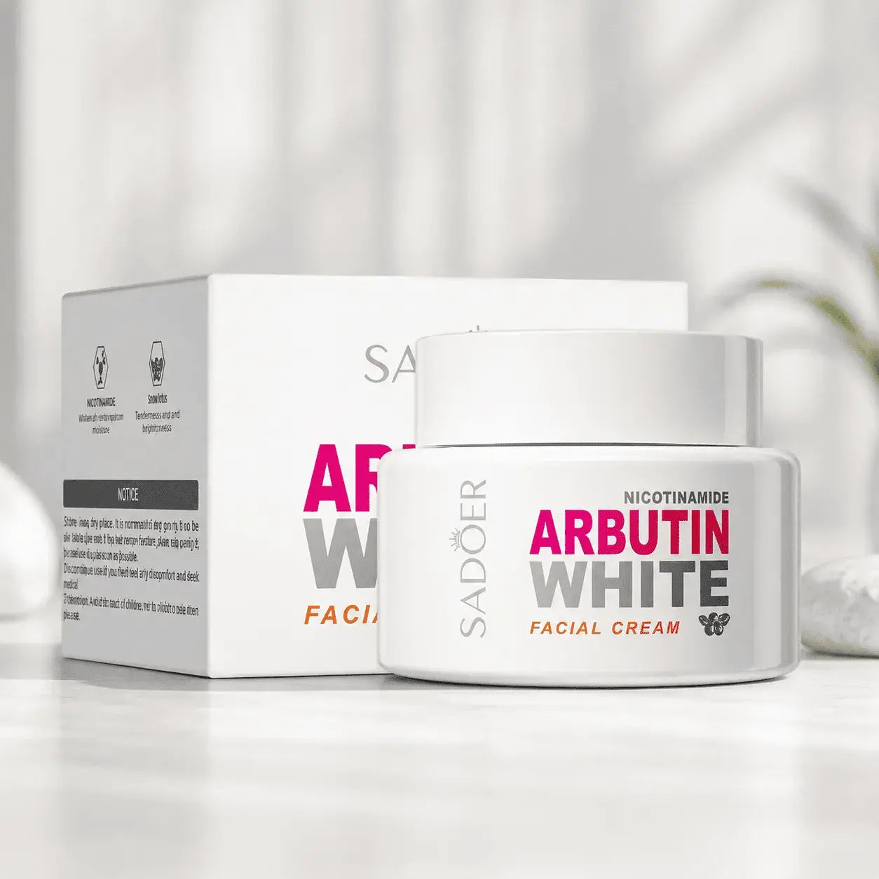 Crema facial con arbutina que ayuda a mejorar la apariencia del tono de la piel, aportando luminosidad, suavidad e hidratación diaria.
