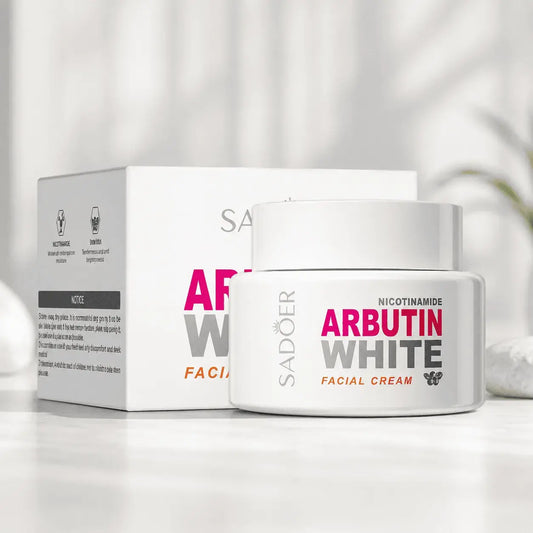 Crema facial con arbutina que ayuda a mejorar la apariencia del tono de la piel, aportando luminosidad, suavidad e hidratación diaria.