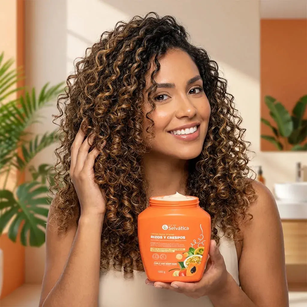 Crema para peinar cabello rizado con chontaduro y extractos frutales. Ayuda a definir rizos, controlar el frizz e hidratar profundamente con acabado natural. Ideal para uso diario.