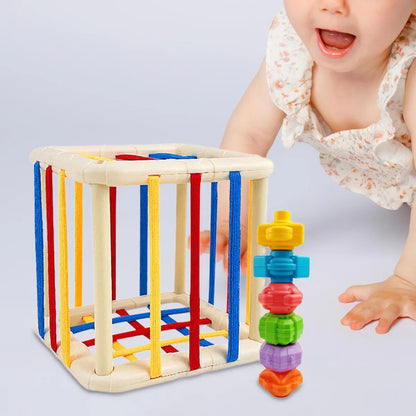 Cubo sensorial de actividades para bebé con clasificador de formas y bloques. Juguete educativo que estimula motricidad, coordinación y aprendizaje temprano de colores y figuras.