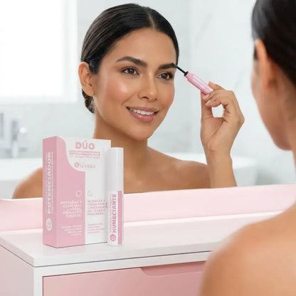 Dúo potenciador para cejas y pestañas con serum nocturno de aceites vegetales y serum diurno con péptidos. Ayuda a mejorar la apariencia, fortaleza y densidad con uso constante. Ideal para rutina diaria.