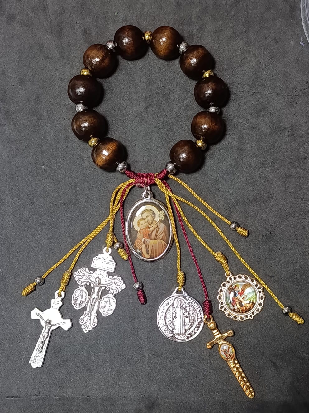 Compra decenario grande de santos católico, ideal para oración diaria, fortalecimiento de la fe y acompañamiento espiritual.