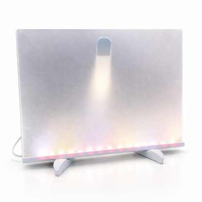 Decoración navideña en acrílico grabado con base LED, 30 x 20 cm. Luz cálida y de bajo consumo para sala, escritorio, vitrina o centro de mesa. Regalo ideal para Navidad o intercambio.