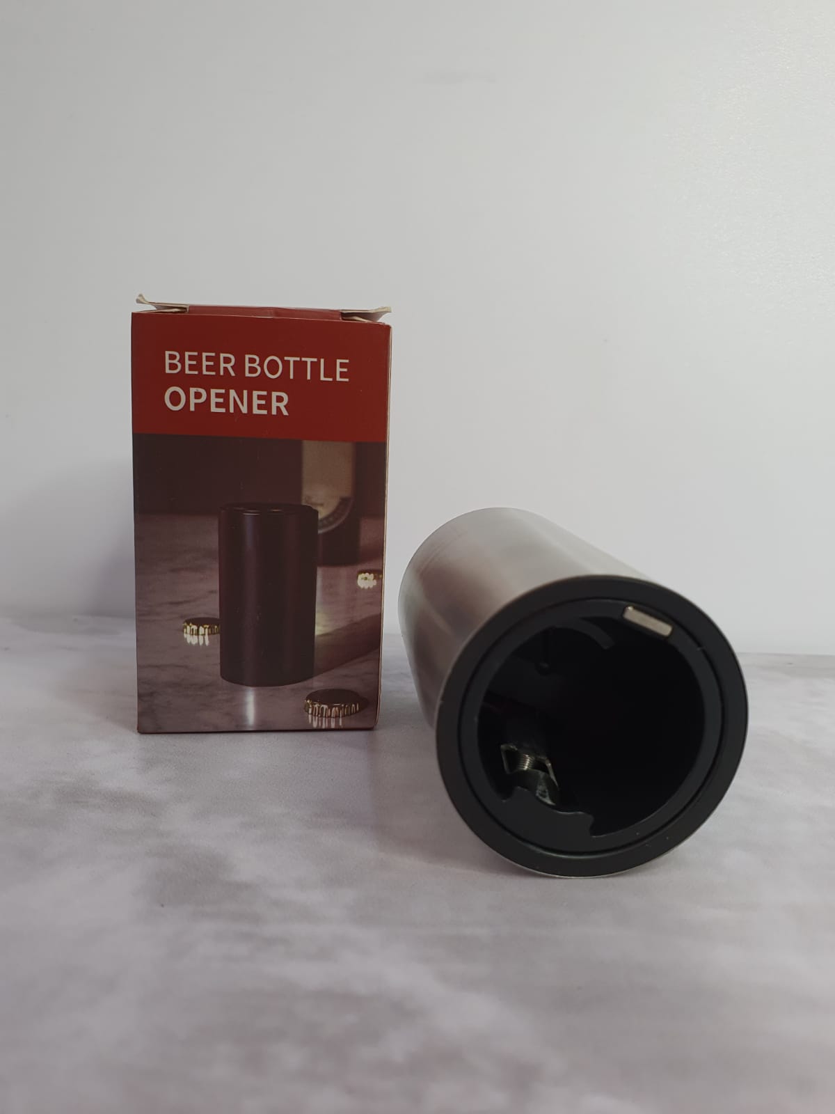 estapador automático para botellas de vidrio. Abre cerveza, gaseosas y refrescos fácilmente con una sola mano. Diseño práctico, resistente y moderno.