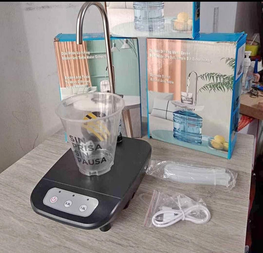 Dispensador de agua eléctrico recargable JR-758 con bandeja, tubo 360° y batería de larga duración. Ideal para botellones en casa u oficina.