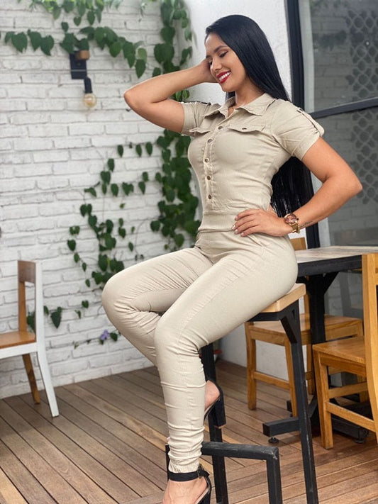 Enterizo femenino en bengalina licrada, talla única adaptable a 6, 8 y 10. Diseño moderno con envío rápido en Colombia.