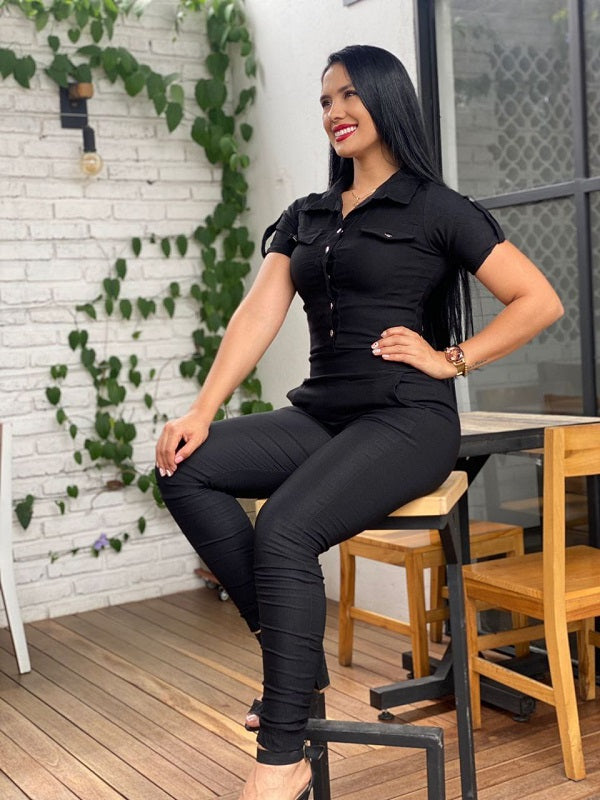 Enterizo femenino en bengalina licrada, talla única adaptable a 6, 8 y 10. Diseño moderno con envío rápido en Colombia.