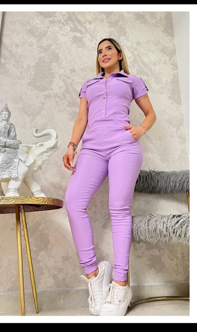 Enterizo femenino en bengalina licrada, talla única adaptable a 6, 8 y 10. Diseño moderno con envío rápido en Colombia.