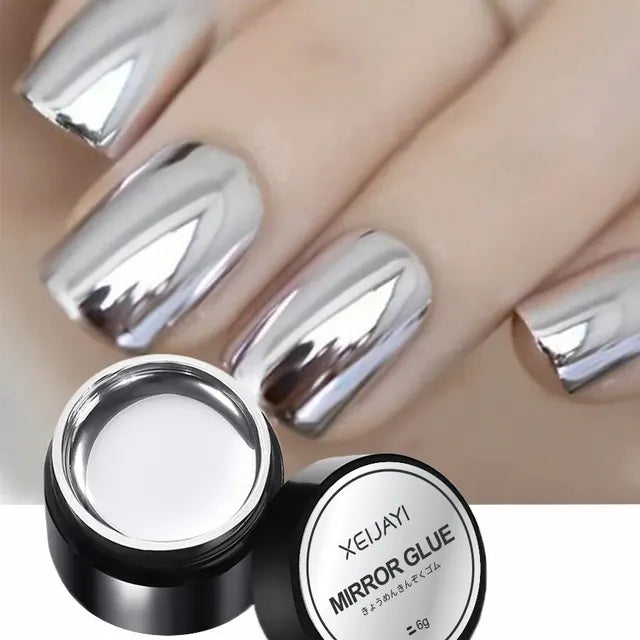 Esmalte en gel plateado metálico con brillo duradero y acabado uniforme ideal para uñas elegantes.