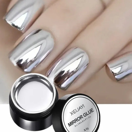 Esmalte en gel plateado metálico con brillo duradero y acabado uniforme ideal para uñas elegantes.