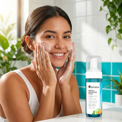 Espuma limpiadora facial tipo mousse con pH balanceado que limpia, controla la grasa y deja la piel fresca, suave y equilibrada para el uso diario.