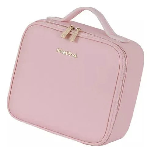 Estuche organizador de maquillaje sin espejo en cuero PU resistente al agua, con compartimentos ajustables, divisiones removibles, asa superior y diseño portátil para viajes o uso profesional.
