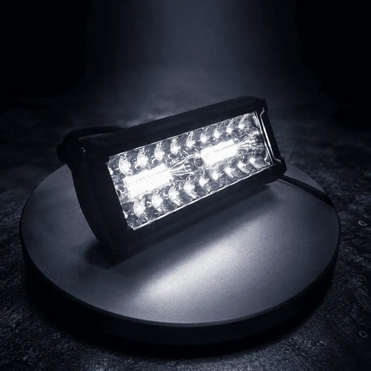 Exploradora LED rectangular expansiva de 45W y 8000 lúmenes, con luz blanca fija y estroboscópica para carros y motocicletas de 12V a 48V.