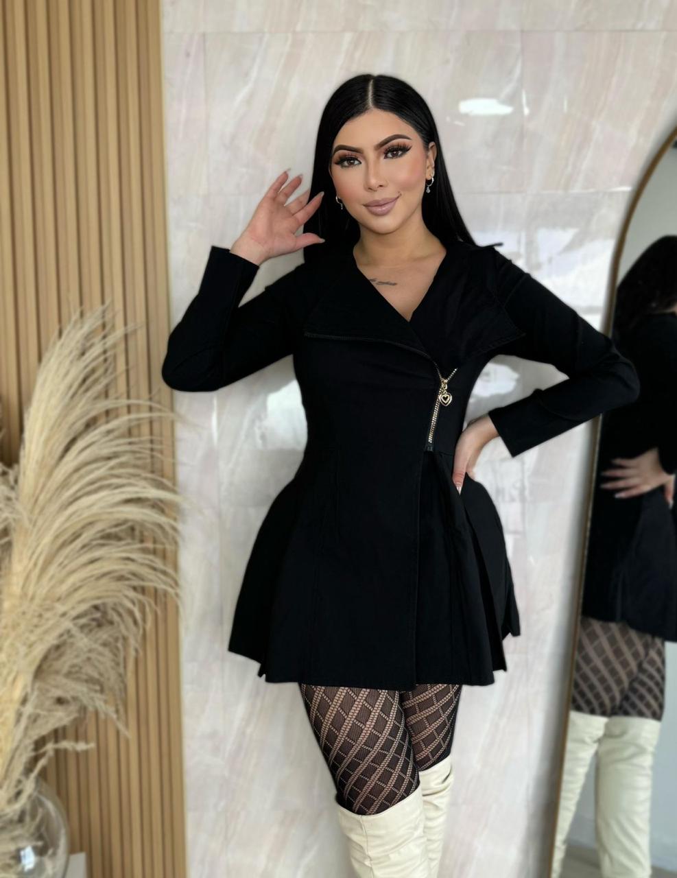 Gabán blazer para mujer en bengalina licrada, disponible en tallas S a XL. Diseño elegante con envío rápido en Colombia.