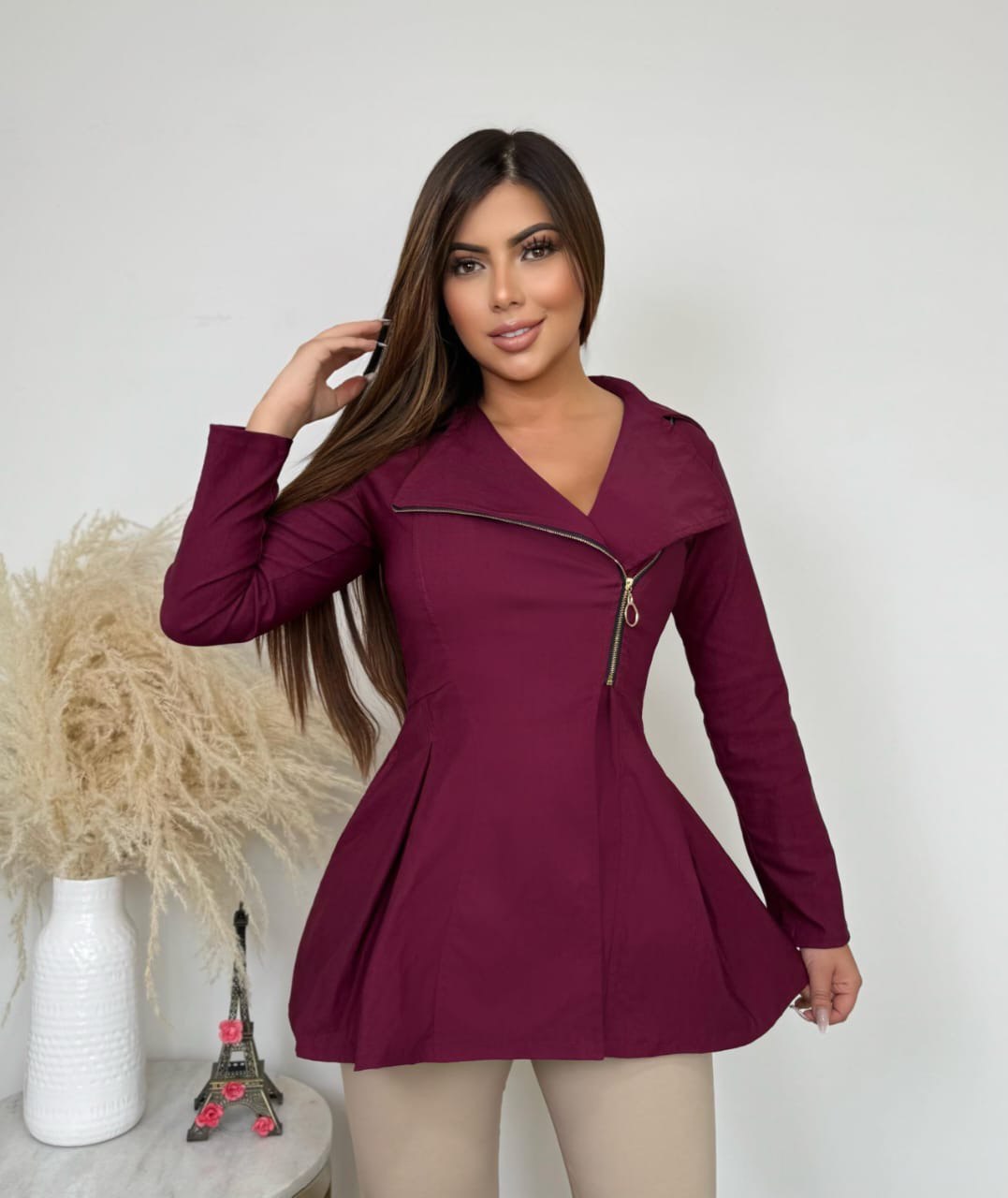 Gabán blazer para mujer en bengalina licrada, disponible en tallas S a XL. Diseño elegante con envío rápido en Colombia.