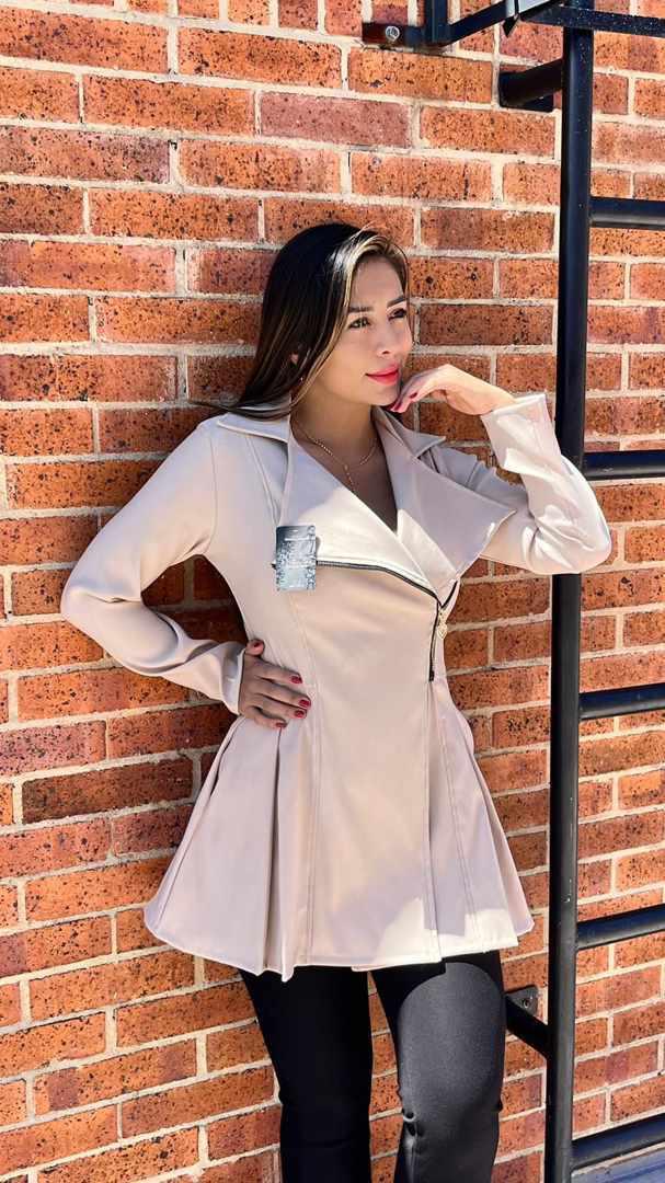 Gabán blazer para mujer en bengalina licrada, disponible en tallas S a XL. Diseño elegante con envío rápido en Colombia.