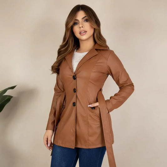 Gabán para mujer en cuerina suave, diseño elegante y moderno. Disponible en tallas S, M, L y XL con envío rápido en Colombia.
