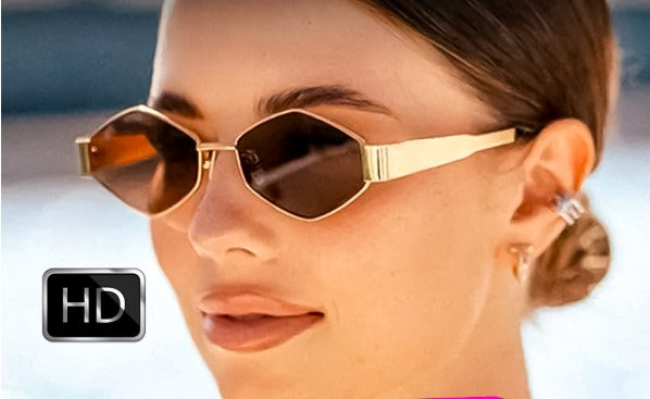 Gafas de sol mujer con marco dorado y lente negro. Diseño elegante con protección UV, ideales para uso diario y estilo moderno.