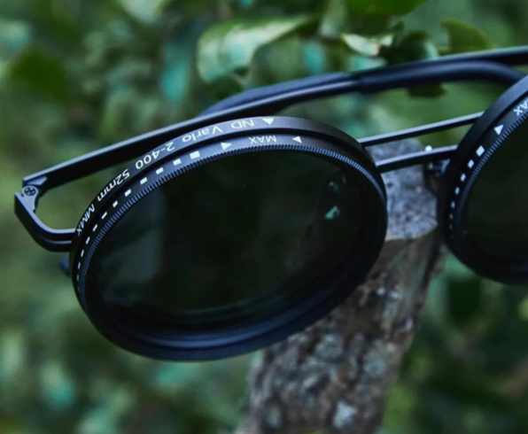 Gafas de sol con oscurecimiento ajustable y protección UV. Diseño retro metálico ideal para uso diario y conducción.