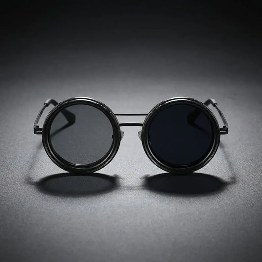 Gafas de sol con oscurecimiento ajustable y protección UV. Diseño retro metálico ideal para uso diario y conducción.
