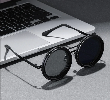 Gafas de sol con oscurecimiento ajustable y protección UV. Diseño retro metálico ideal para uso diario y conducción.