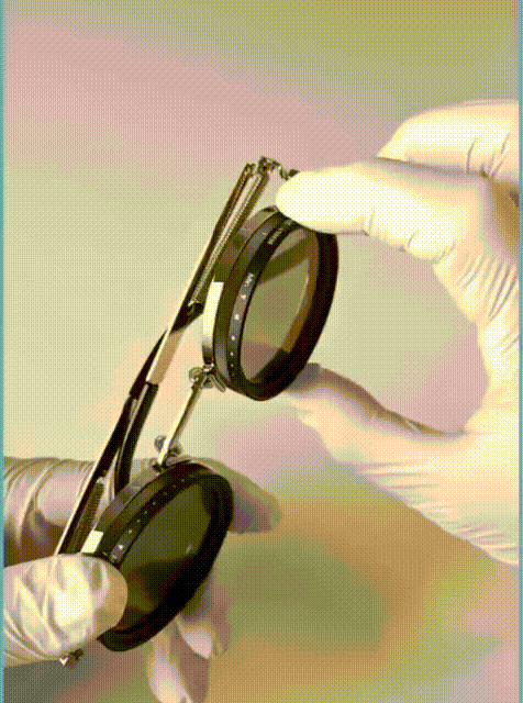 Gafas de sol con oscurecimiento ajustable y protección UV. Diseño retro metálico ideal para uso diario y conducción.
