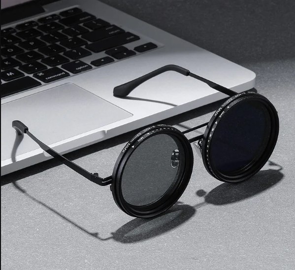 Gafas de sol con ajuste de tinte y protección UV. Diseño ligero, elegante y adaptable a diferentes niveles de luz. Ideal para uso diario.