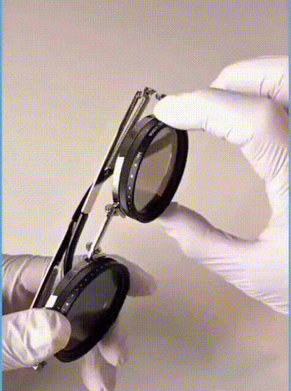 Gafas de sol con ajuste de tinte y protección UV. Diseño ligero, elegante y adaptable a diferentes niveles de luz. Ideal para uso diario.