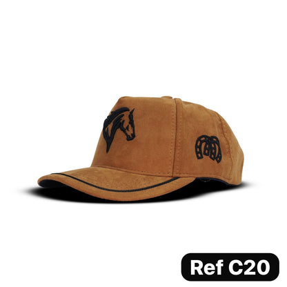 Gorras agropecuarias premium con bordados de alta definición y cierre ajustable. Diseño con identidad campestre y estilo versátil para uso diario en Colombia.