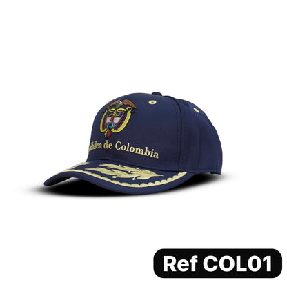 Gorras agropecuarias premium con bordados de alta definición y cierre ajustable. Diseño con identidad campestre y estilo versátil para uso diario en Colombia.