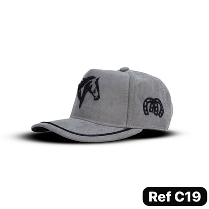 Gorras agropecuarias premium con bordados de alta definición y cierre ajustable. Diseño con identidad campestre y estilo versátil para uso diario en Colombia.