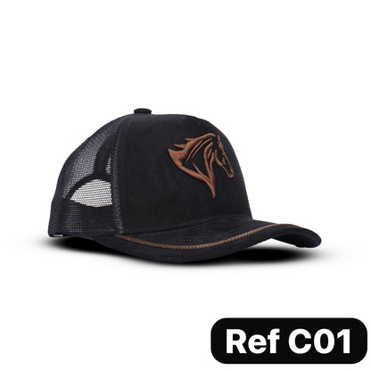 Gorras agropecuarias tipo trucker con malla trasera y cierre snapback ajustable. Frescas, resistentes y perfectas para trabajo en campo o uso diario.